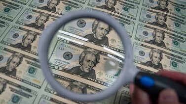 Dólar cae tras débil dato de empleo en EE.UU. y menor expectativa de alza de tasas de la Fed Dólar cae tras débil dato de empleo en EE.UU. y menor expectativa de alza de tasas de la Fed