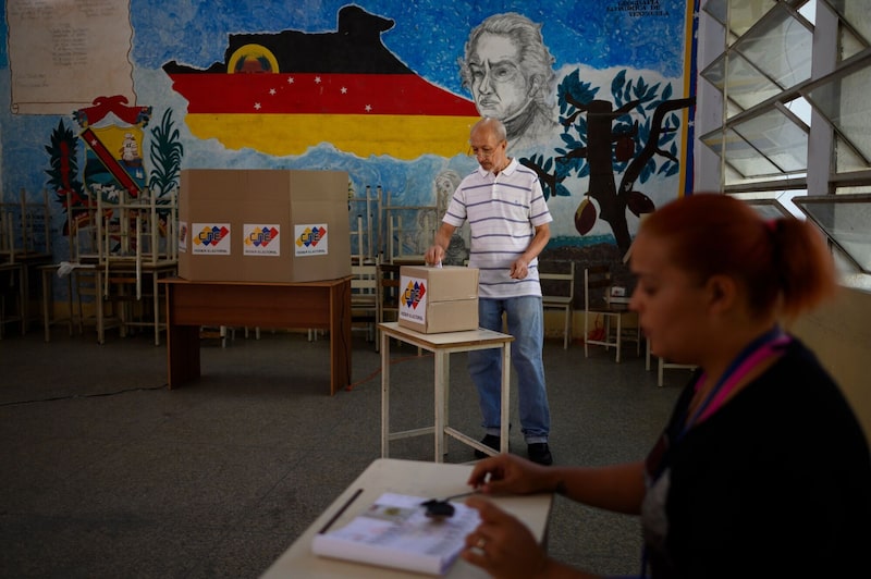Un votante emite su voto en un colegio electoral durante un referéndum en Caracas, Venezuela, el domingo 3 de diciembre de 2023. Un votante emite su voto en un colegio electoral durante un referéndum en Caracas, Venezuela, el domingo 3 de diciembre de 2023.
