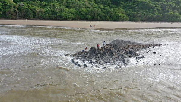 En fotos: Trinidad está viendo nacer un volcán de lodo en sus playas tras terremotos en Venezuela En fotos: Trinidad está viendo nacer un volcán de lodo en sus playas tras terremotos en Venezuela