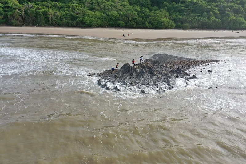 La imagen del 11 de julio muestra el volcán de barro frente a la costa de Palo Seco, Trinidad y Tobago, que surgió tras la expulsión de barro del lecho marino luego de los terremotos frente a la costa norte de Venezuela el 24 de junio. La imagen del 11 de julio muestra el volcán de barro frente a la costa de Palo Seco, Trinidad y Tobago, que surgió tras la expulsión de barro del lecho marino luego de los terremotos frente a la costa norte de Venezuela el 24 de junio.