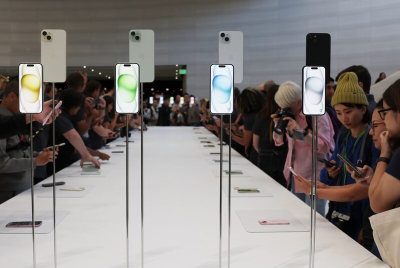 Los asistentes observan nuevos productos durante un evento en el Teatro Steve Jobs en Apple Park. Fotógrafo: Justin Sullivan/Getty Images Los asistentes observan nuevos productos durante un evento en el Teatro Steve Jobs en Apple Park. Fotógrafo: Justin Sullivan/Getty Images