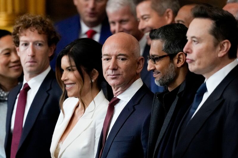 El grupo de asistentes con grandes fortunas puso de relieve un aumento del apoyo a Trump por parte de Silicon Valley, Wall Street y otras industrias. El grupo de asistentes con grandes fortunas puso de relieve un aumento del apoyo a Trump por parte de Silicon Valley, Wall Street y otras industrias.