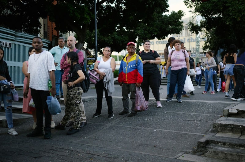 Los peatones esperan en fila para coger el transporte público en Caracas. Fotógrafo: Bloomberg/Bloomberg Los peatones esperan en fila para coger el transporte público en Caracas. Fotógrafo: Bloomberg/Bloomberg