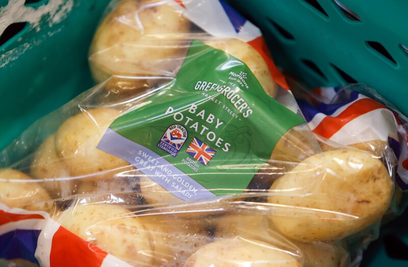 Una bolsa de patatas en el supermercado británico Morrisons Una bolsa de patatas en el supermercado británico Morrisons