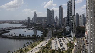 Panamá vende bonos en dólares aunque su deuda va a la zaga de los países emergentes Panamá vende bonos en dólares aunque su deuda va a la zaga de los países emergentes