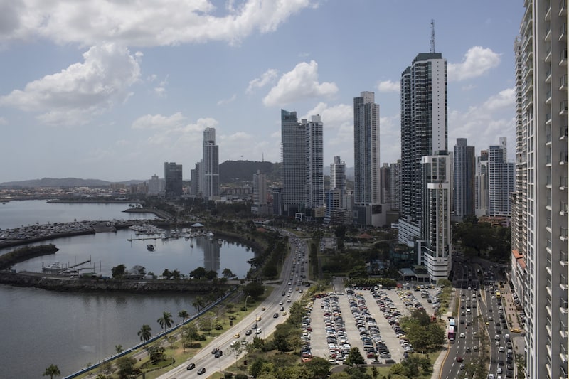 Panorámica de Ciudad de Panamá, Avenida Balboa. En 2024, las perspectivas de crecimiento para la región se ubican entre el 1,5% de Comisión Económica para América Latina y el Caribe (CEPAL) y el 2,3% del FMI. Panorámica de Ciudad de Panamá, Avenida Balboa. En 2024, las perspectivas de crecimiento para la región se ubican entre el 1,5% de Comisión Económica para América Latina y el Caribe (CEPAL) y el 2,3% del FMI.