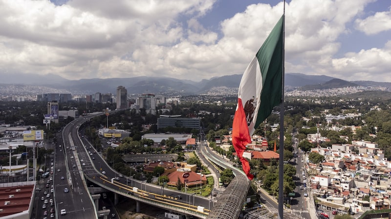 La intensa actividad en el mercado corporativo local, que suma MXN$1,4 billones en deuda en circulación, según Banorte, se produce después de que los emisores se mantuvieran al margen el año pasado en medio de la incertidumbre comercial y los conflictos geopolíticos. La intensa actividad en el mercado corporativo local, que suma MXN$1,4 billones en deuda en circulación, según Banorte, se produce después de que los emisores se mantuvieran al margen el año pasado en medio de la incertidumbre comercial y los conflictos geopolíticos.