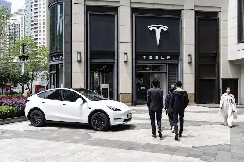 Una sala de exposición de Tesla en Shanghai. Una sala de exposición de Tesla en Shanghai.