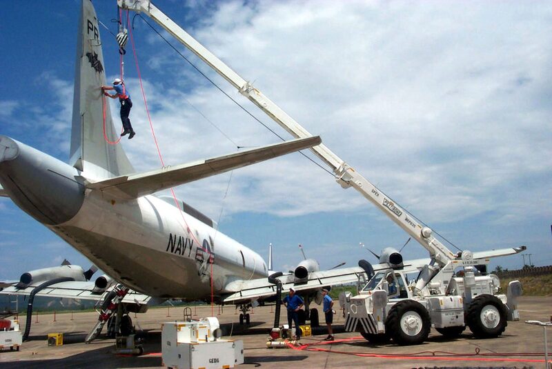 Un equipo de recuperación de Lockheed Martin prepara la aleta dorsal del EP-3E Aries II de la US Navy para su retirada en el aeródromo de Lingshui en Hainan, China, el 22 de junio de 2001. Un equipo de recuperación de Lockheed Martin prepara la aleta dorsal del EP-3E Aries II de la US Navy para su retirada en el aeródromo de Lingshui en Hainan, China, el 22 de junio de 2001.