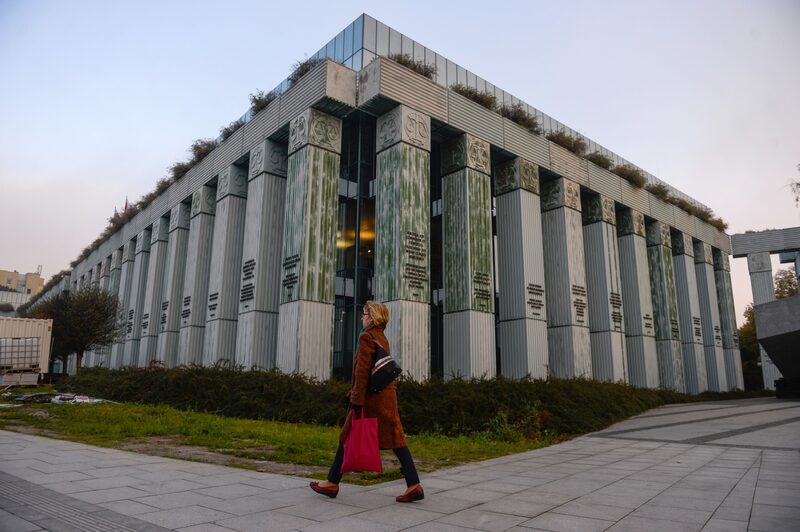 Una mujer camina junto al Tribunal Supremo de Polonia. Una mujer camina junto al Tribunal Supremo de Polonia.