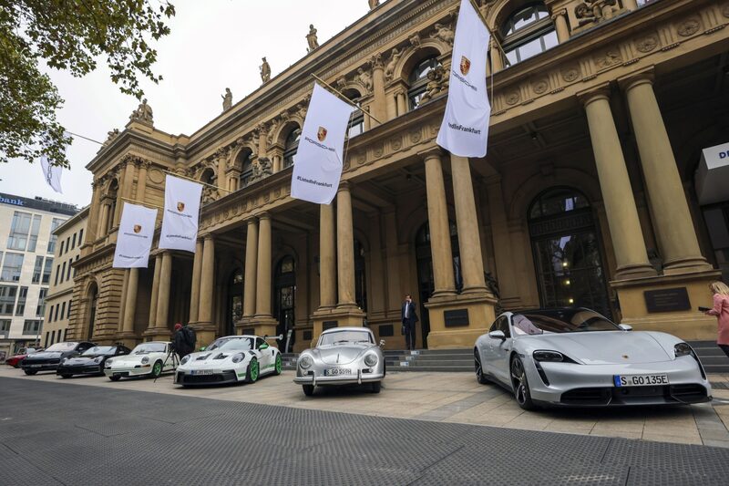 Modelos históricos da Porsche são exibidos na frente da Bolsa de Frankfurt no dia da estreia das ações da empresa (Alex Kraus/Bloomberg) Modelos históricos da Porsche são exibidos na frente da Bolsa de Frankfurt no dia da estreia das ações da empresa (Alex Kraus/Bloomberg)