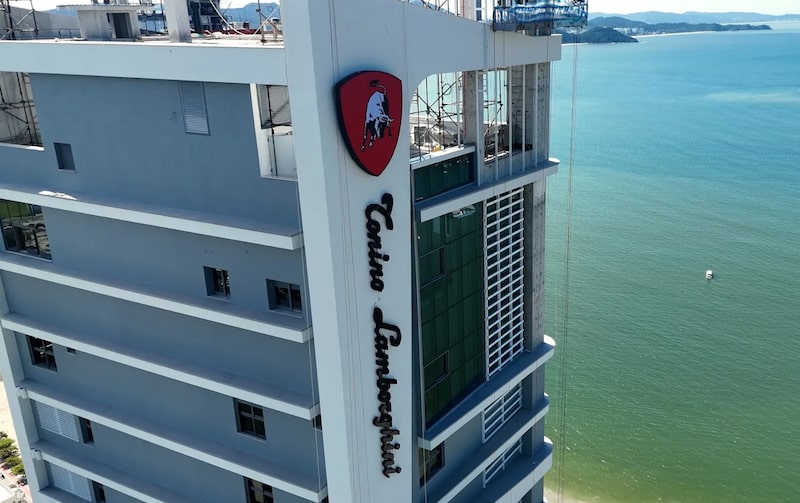 70 metros, 53 andares e 67 unidades vendidas antes da chave: a primeira torre residencial Tonino Lamborghini do mundo, em Balneário Camboriú." 70 metros, 53 andares e 67 unidades vendidas antes da chave: a primeira torre residencial Tonino Lamborghini do mundo, em Balneário Camboriú."