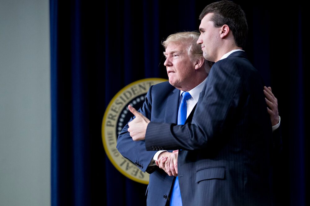 Donald Trump, a la izquierda, estrecha la mano de Charlie Kirk después de una discusión en el foro Generation Next en Washington en 2018. Donald Trump, a la izquierda, estrecha la mano de Charlie Kirk después de una discusión en el foro Generation Next en Washington en 2018.