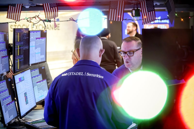 Los operadores trabajan en la sala de la Bolsa de Nueva York. Fotógrafo: Michael Nagle/Bloomberg. Los operadores trabajan en la sala de la Bolsa de Nueva York. Fotógrafo: Michael Nagle/Bloomberg.
