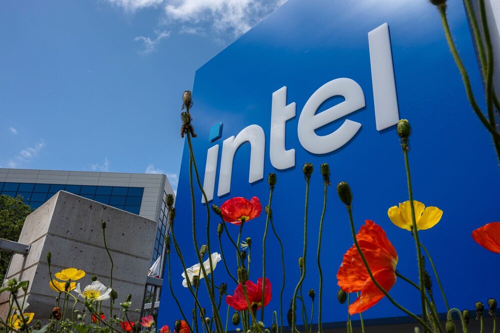 El equipo de Banorte informó que “el gobierno estadounidense acordó tomar una participación del 10% en Intel”, con el objetivo de impulsar la producción nacional de semiconductores en un entorno geopolítico desafiante. El equipo de Banorte informó que “el gobierno estadounidense acordó tomar una participación del 10% en Intel”, con el objetivo de impulsar la producción nacional de semiconductores en un entorno geopolítico desafiante.