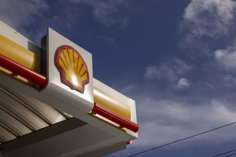 Un cartel en el exterior de una gasolinera operada por Royal Dutch Shell Plc en Surrey, Reino Unido Un cartel en el exterior de una gasolinera operada por Royal Dutch Shell Plc en Surrey, Reino Unido