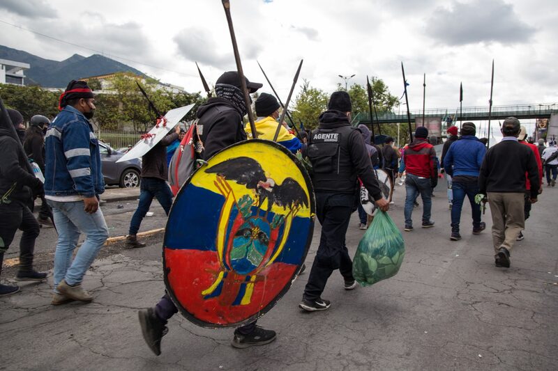 Manifestantes marchan durante una protesta del Movimiento Indígena de Trabajadores de la Tierra en Quito, Ecuador, el miércoles 22 de junio de 2022. Leonidas Iza, presidente de la organización indígena CONAIE, dijo en un evento transmitido a principios de esta semana, que el gobierno debe proporcionar garantías antes de que su organización esté dispuesta a discutir las condiciones para poner fin a las protestas que comenzaron el 13 de junio. Fotógrafo: David Díaz Arcos/Bloomberg Manifestantes marchan durante una protesta del Movimiento Indígena de Trabajadores de la Tierra en Quito, Ecuador, el miércoles 22 de junio de 2022. Leonidas Iza, presidente de la organización indígena CONAIE, dijo en un evento transmitido a principios de esta semana, que el gobierno debe proporcionar garantías antes de que su organización esté dispuesta a discutir las condiciones para poner fin a las protestas que comenzaron el 13 de junio. Fotógrafo: David Díaz Arcos/Bloomberg