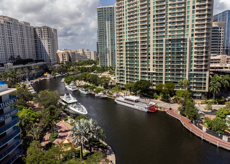 Prédios ao longo do Rio New, em Fort Lauderdale, na Flórida (EUA), na quarta-feira (16 de setembro de 2026). Fort Lauderdale atraiu uma enxurrada de projetos de condomínios de luxo e um dos maiores novos inquilinos corporativos da região. Prédios ao longo do Rio New, em Fort Lauderdale, na Flórida (EUA), na quarta-feira (16 de setembro de 2026). Fort Lauderdale atraiu uma enxurrada de projetos de condomínios de luxo e um dos maiores novos inquilinos corporativos da região.