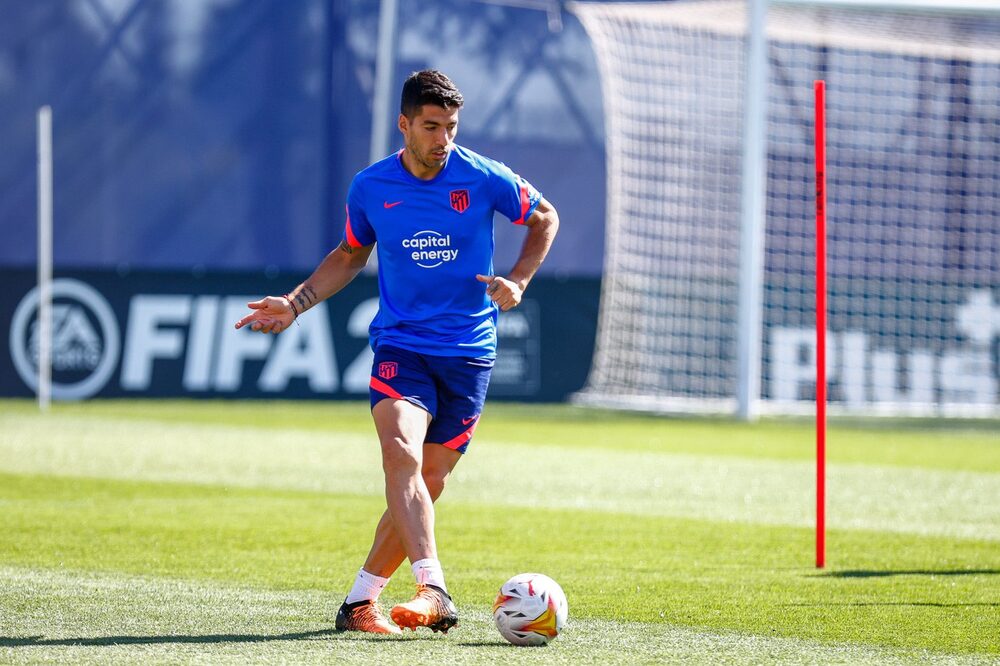 El jugador defendió la temporada pasada al Atlético de Madrid y estaba como agente libre. Foto: Twitter.com/LuisSuarez9 El jugador defendió la temporada pasada al Atlético de Madrid y estaba como agente libre. Foto: Twitter.com/LuisSuarez9