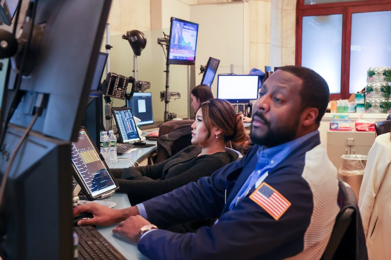 Traders work on the floor of the New York Stock Exchange (NYSE) in New York, US, on Wednesday, Jan. 28, 2026. Federal Reserve officials left interest rates unchanged and pointed to improvements in the US economy as they signaled a more cautious approach to potential future adjustments. Photographer: Michael Nagle/Bloomberg Traders work on the floor of the New York Stock Exchange (NYSE) in New York, US, on Wednesday, Jan. 28, 2026. Federal Reserve officials left interest rates unchanged and pointed to improvements in the US economy as they signaled a more cautious approach to potential future adjustments. Photographer: Michael Nagle/Bloomberg