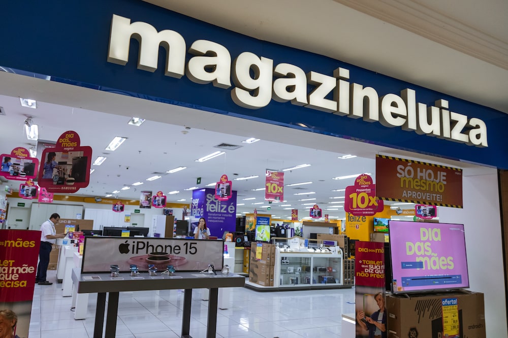 Com 1.246 unidades em 20 estados, as lojas físicas da Magazine Luiza cresceram 8,7% no último trimestre e ultrapassaram R$ 20 bilhões em vendas anuais pela primeira vez — enquanto a varejista encerra 2025 com caixa de R$ 8 bilhões e dívida em queda. Com 1.246 unidades em 20 estados, as lojas físicas da Magazine Luiza cresceram 8,7% no último trimestre e ultrapassaram R$ 20 bilhões em vendas anuais pela primeira vez — enquanto a varejista encerra 2025 com caixa de R$ 8 bilhões e dívida em queda.