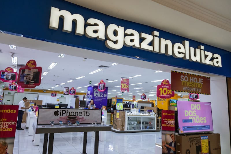 Com 1.246 unidades em 20 estados, as lojas físicas da Magazine Luiza cresceram 8,7% no último trimestre e ultrapassaram R$ 20 bilhões em vendas anuais pela primeira vez — enquanto a varejista encerra 2025 com caixa de R$ 8 bilhões e dívida em queda. Com 1.246 unidades em 20 estados, as lojas físicas da Magazine Luiza cresceram 8,7% no último trimestre e ultrapassaram R$ 20 bilhões em vendas anuais pela primeira vez — enquanto a varejista encerra 2025 com caixa de R$ 8 bilhões e dívida em queda.