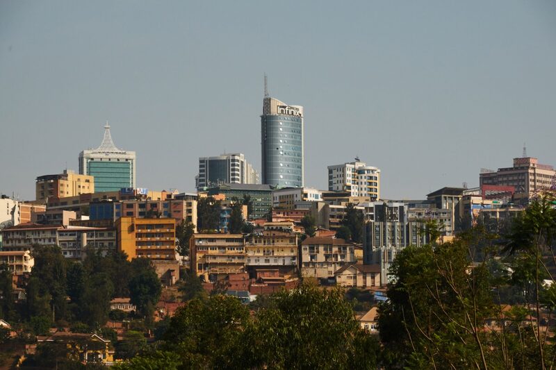 Edificios comerciales más allá de los bloques de apartamentos residenciales en el horizonte del centro de la ciudad, en Kigali, Ruanda. Edificios comerciales más allá de los bloques de apartamentos residenciales en el horizonte del centro de la ciudad, en Kigali, Ruanda.