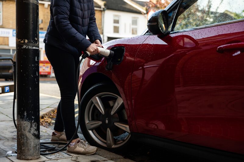 Los vehículos eléctricos llevan dos décadas en los concesionarios, pero hasta ahora representan el 5% de los coches que circulan por las carreteras británicas, muy lejos de la cuota del 80% que deben alcanzar en 2040. Los vehículos eléctricos llevan dos décadas en los concesionarios, pero hasta ahora representan el 5% de los coches que circulan por las carreteras británicas, muy lejos de la cuota del 80% que deben alcanzar en 2040.