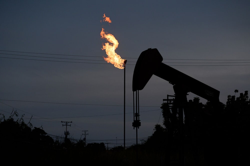 Un balancín de extracción petrolera en Cabimas, estado Zulia, Venezuela. Un balancín de extracción petrolera en Cabimas, estado Zulia, Venezuela.