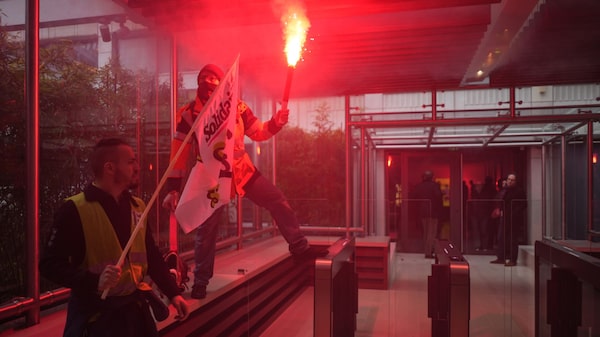 Manifestantes franceses asaltan brevemente la sede de LVMH en París Manifestantes franceses asaltan brevemente la sede de LVMH en París