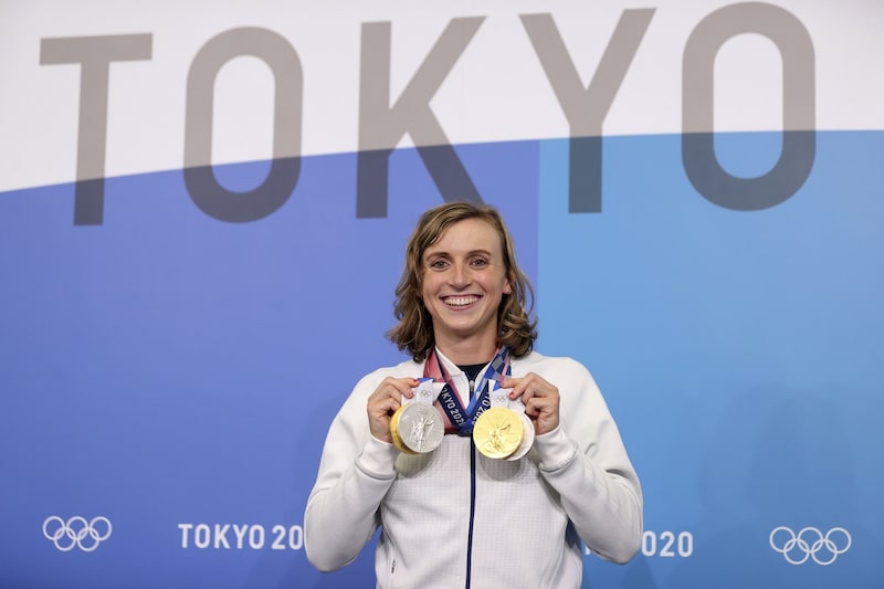 TOKiO, JAPóN - JULio 31: Katie Ledecky de EE.UU. muestra sus dos medallas de oro y dos de plata luego de una conferencia de prensa durante los Juegos Olímpicos de Tokio el 31 de julio de 2021. TOKiO, JAPóN - JULio 31: Katie Ledecky de EE.UU. muestra sus dos medallas de oro y dos de plata luego de una conferencia de prensa durante los Juegos Olímpicos de Tokio el 31 de julio de 2021.