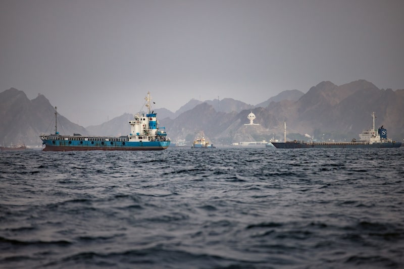 Buques petroleros y de carga en el Golfo de Omán el 21 de junio. Fotógrafa: Elke Scholiers/Getty Images Buques petroleros y de carga en el Golfo de Omán el 21 de junio. Fotógrafa: Elke Scholiers/Getty Images
