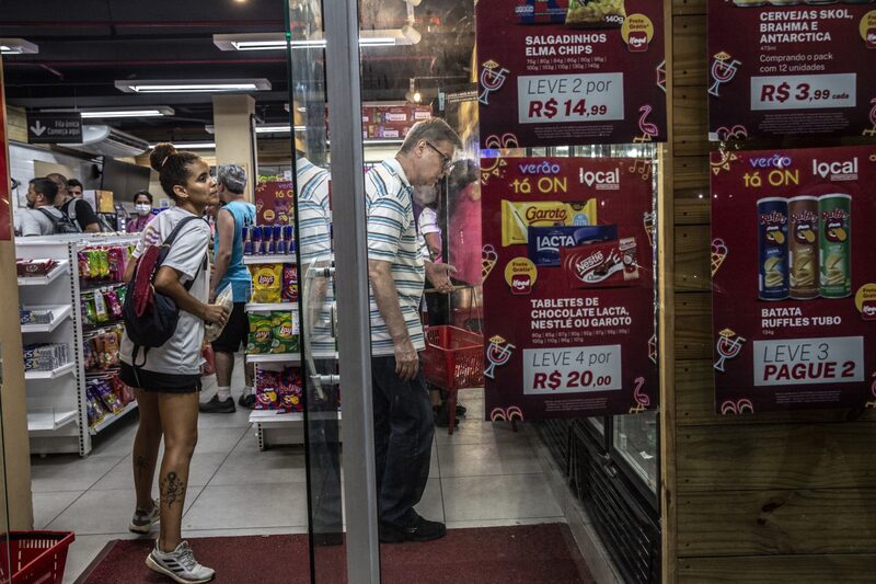 Clientes compran en una tienda de Americanas en Río de Janeiro, Brasil, el viernes 13 de enero de 2023. Clientes compran en una tienda de Americanas en Río de Janeiro, Brasil, el viernes 13 de enero de 2023.