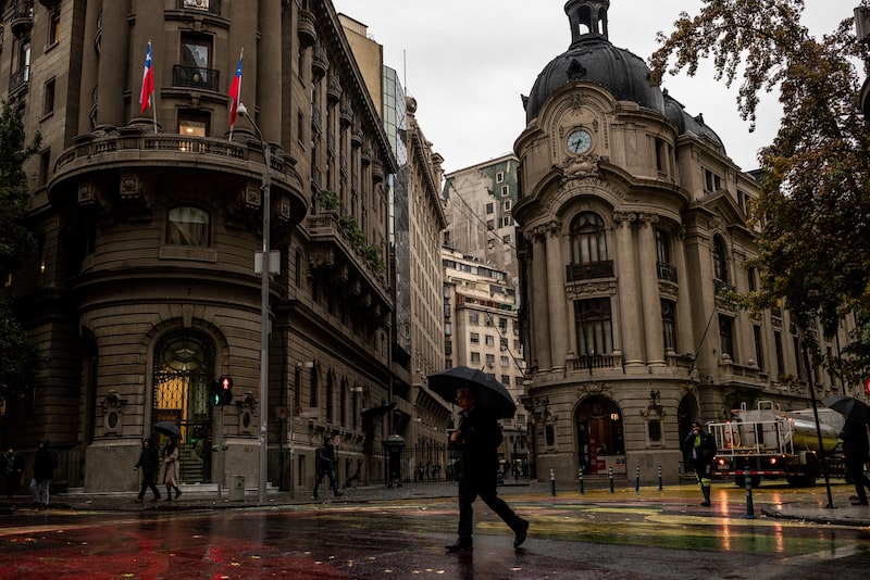 La economía de Chile se contrae por tercer mes consecutivo y agrega presión al banco central La economía de Chile se contrae por tercer mes consecutivo y agrega presión al banco central