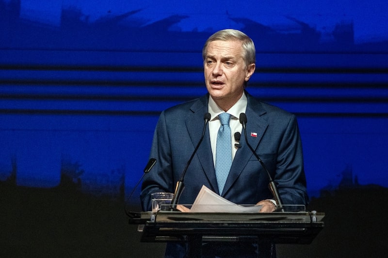 Kast propone una reforma constitucional para endurecer la lucha contra el crimen en Chile. Kast propone una reforma constitucional para endurecer la lucha contra el crimen en Chile.