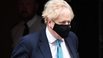 Boris Johnson se recusa a deixar o cargo enquanto aguarda investigação Boris Johnson se recusa a deixar o cargo enquanto aguarda investigação