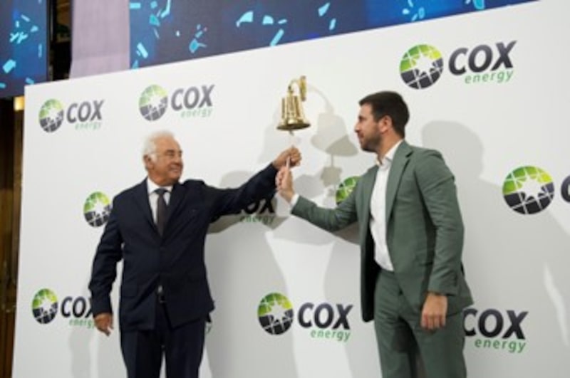 Enrique Riquelme, presidente de Cox Energy, acompañado de Alberto Zardoya, accionista de referencia. Enrique Riquelme, presidente de Cox Energy, acompañado de Alberto Zardoya, accionista de referencia.
