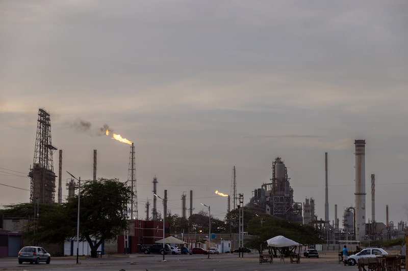 Una refinería de petróleo en el Complejo Refinería de Paraguaná en Punto Fijo, estado Falcón, Venezuela. Fotógrafa: Betty Laura Zapata/Bloomberg. Una refinería de petróleo en el Complejo Refinería de Paraguaná en Punto Fijo, estado Falcón, Venezuela. Fotógrafa: Betty Laura Zapata/Bloomberg.