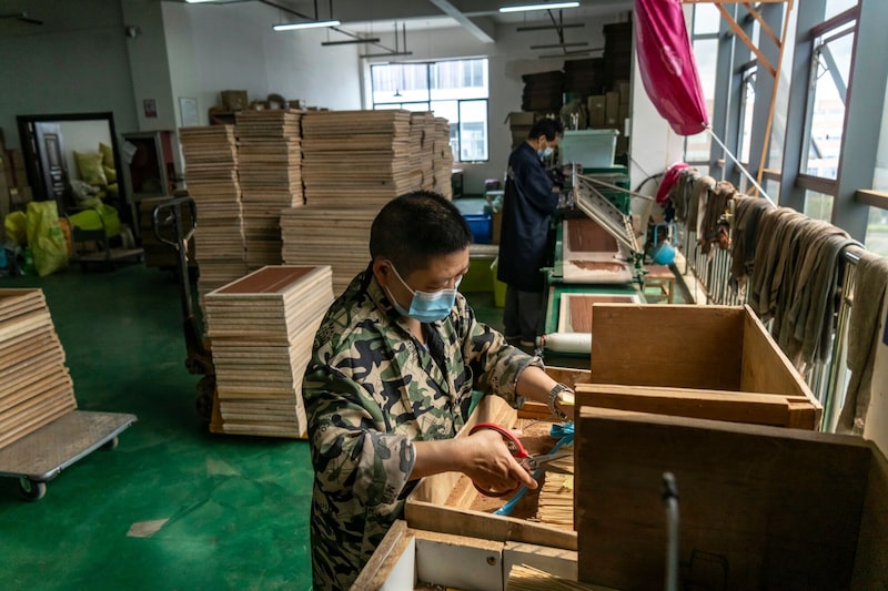 El sentimiento de los consumidores sigue siendo flojo a pesar de la ayuda de los subsidios gubernamentales. El sentimiento de los consumidores sigue siendo flojo a pesar de la ayuda de los subsidios gubernamentales.