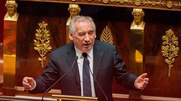 Governo da França propõe eliminar dois feriados para combater crise orçamentária Governo da França propõe eliminar dois feriados para combater crise orçamentária