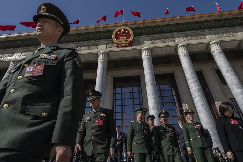 Miembros del ejército chino en el Gran Salón del Pueblo en Pekín. Fotógrafo: Kevin Frayer/Getty Images. Miembros del ejército chino en el Gran Salón del Pueblo en Pekín. Fotógrafo: Kevin Frayer/Getty Images.