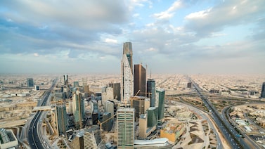 Arábia Saudita corta produção de petróleo com bloqueio de Ormuz, dizem fontes Arábia Saudita corta produção de petróleo com bloqueio de Ormuz, dizem fontes