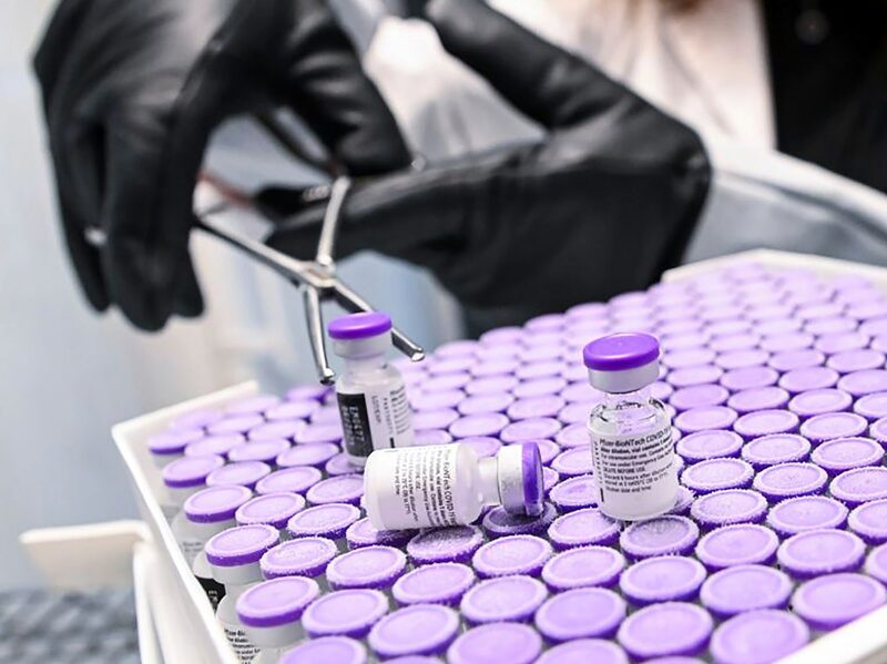 Descongelan vacuna de Pfizer antes de que pueda administrarse a pacientes en Bélgica.Fotógrafo: Vincent Kalut / Photonews a través de Getty Images Descongelan vacuna de Pfizer antes de que pueda administrarse a pacientes en Bélgica.Fotógrafo: Vincent Kalut / Photonews a través de Getty Images