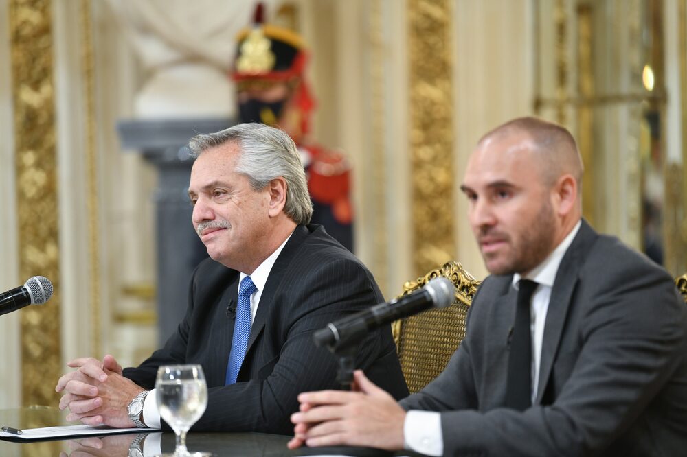 Guzmán y Fernández anunciaron las nuevas medidas en el Salón Blanco de la Casa Rosada Guzmán y Fernández anunciaron las nuevas medidas en el Salón Blanco de la Casa Rosada
