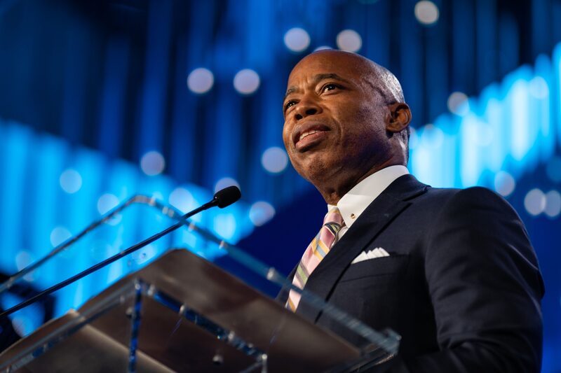 Prefeito Eric Adams, de Nova York, anunciou que enviará pílulas contra covid para moradores da cidade Prefeito Eric Adams, de Nova York, anunciou que enviará pílulas contra covid para moradores da cidade