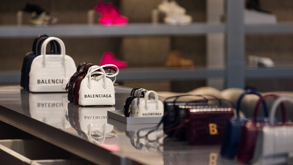 Balenciaga se disculpa por acusaciones de sexualizar a niños en sus anuncios Balenciaga se disculpa por acusaciones de sexualizar a niños en sus anuncios