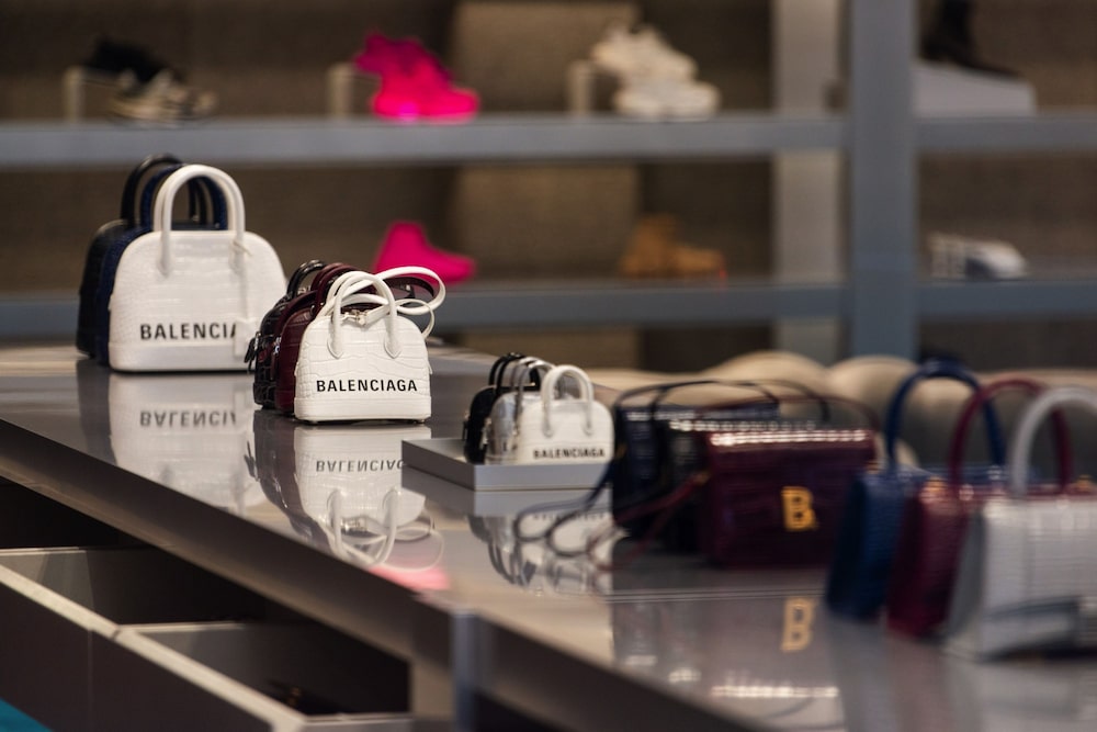 Bolsos de piel en el escaparate de una tienda de artículos de lujo Balenciaga SA, operada por Kering SA, en París, Francia. Bolsos de piel en el escaparate de una tienda de artículos de lujo Balenciaga SA, operada por Kering SA, en París, Francia.
