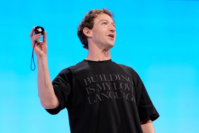 Mark Zuckerberg presenta el Muse Charm. Mark Zuckerberg presenta el Muse Charm.