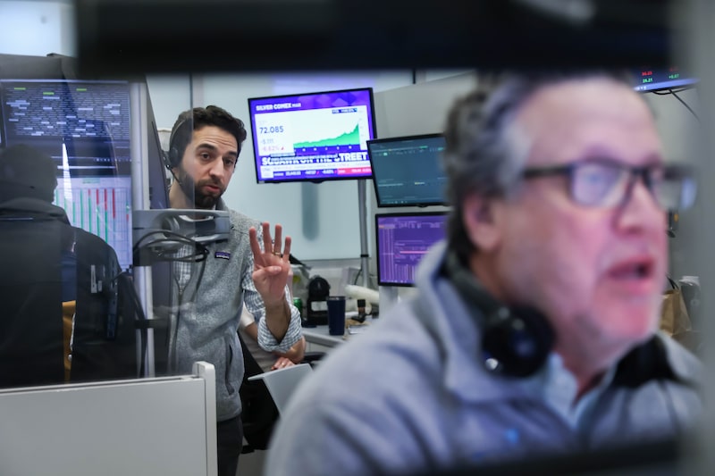 Tech Selloff Weighs On US Stocks As Silver Plunges Tech Selloff Weighs On US Stocks As Silver Plunges