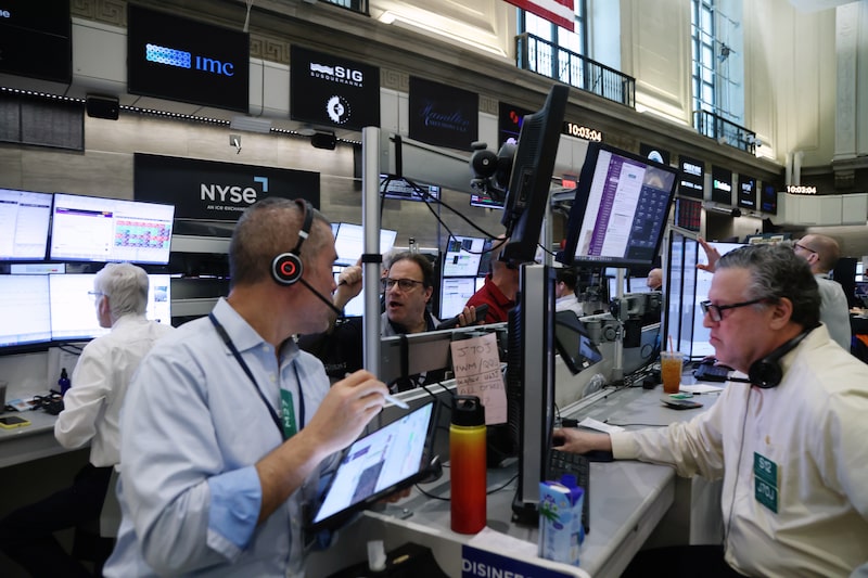 Traders At The New York Stock Exchange As Stocks And Bonds Slide Globally As Oil Tops $100 Traders At The New York Stock Exchange As Stocks And Bonds Slide Globally As Oil Tops $100